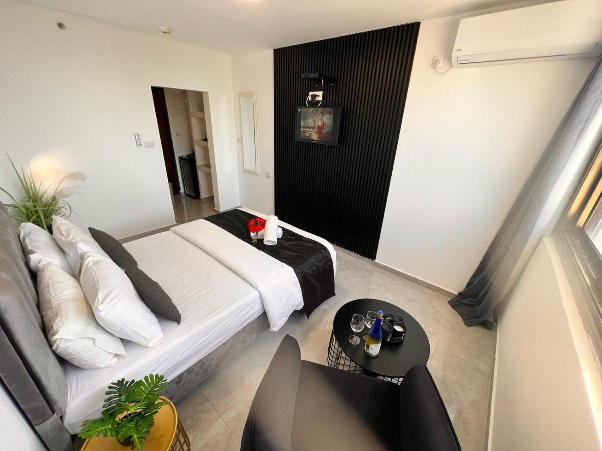 Elis Boutique Hotel Bat Yam Exterior photo